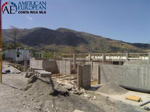 Can a US builder start a construction company in Costa Rica?